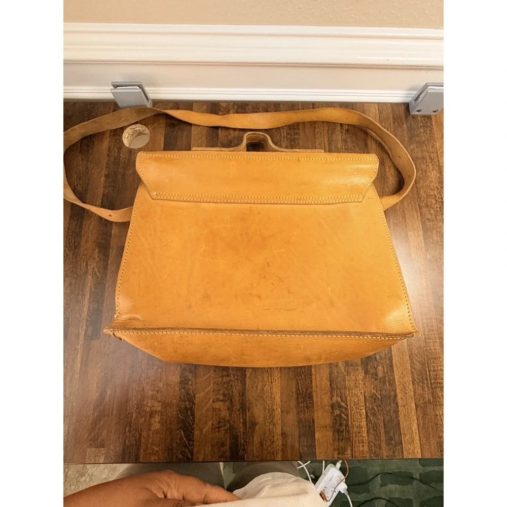 VINTAGE BREE DISTRESSED LEATHER BRIEFCASE/MESSENGER BAG